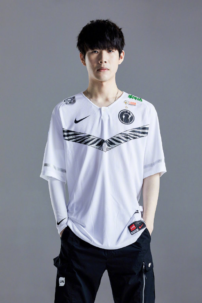 挂诗人的握！鲁莽地进入团队发送情况 Ultra Prime ，不操作，仅仅战斗和眩晕 Weibo Gaming 。