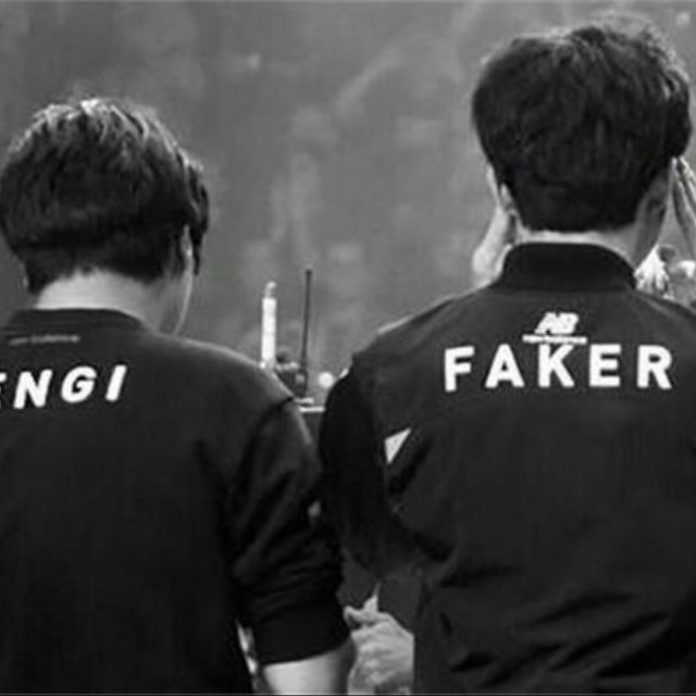 Royal Never Give Up 夏季赛选手队伍化妆照片：永不放弃！