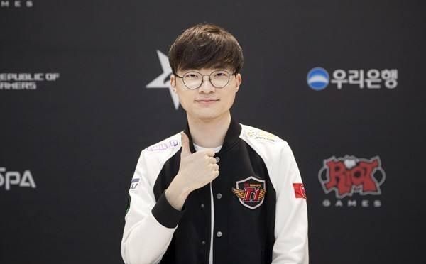GALA 成功自救！ JIEJIE 被击败并被杀， Four 人， TheShy Youlong 对抗三人， Alone 并且 Invictus Gaming 赢得了第一场比赛