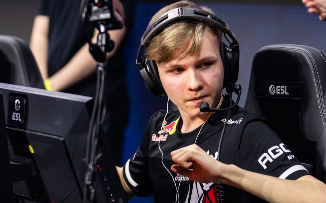 巴赫的夜魔装扮预示着对Xm的毒龙团队战斗的致命免费礼物，XG赢得了第一场比赛