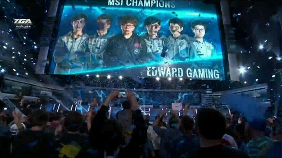 Life ： 会根据FPX阵容需要去做搭配英雄