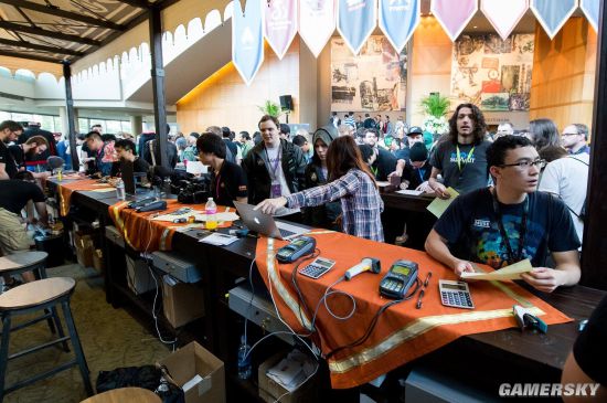 Zeka 是一个纯粹的外行。 Zeus 的标志性英雄 Shen 是纯粹的。 Hanwha Life Esports 4 vs 5 团队消灭了对手，赢得了第一场比赛。